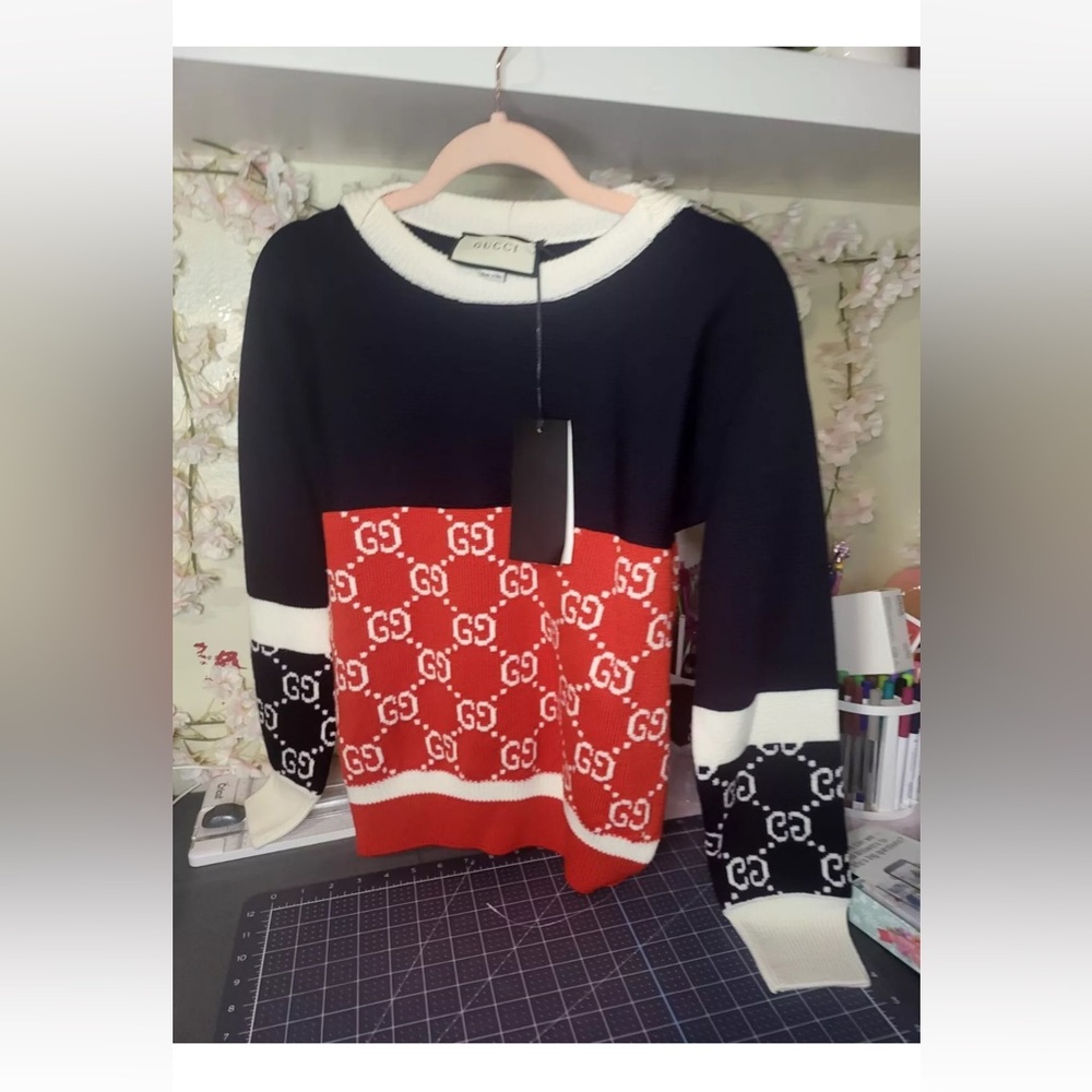 New with tags GUCCI Logo sweater. Size medium